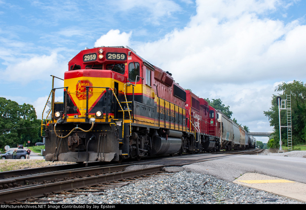 KCS 2959 leads a local south out of Gentry 